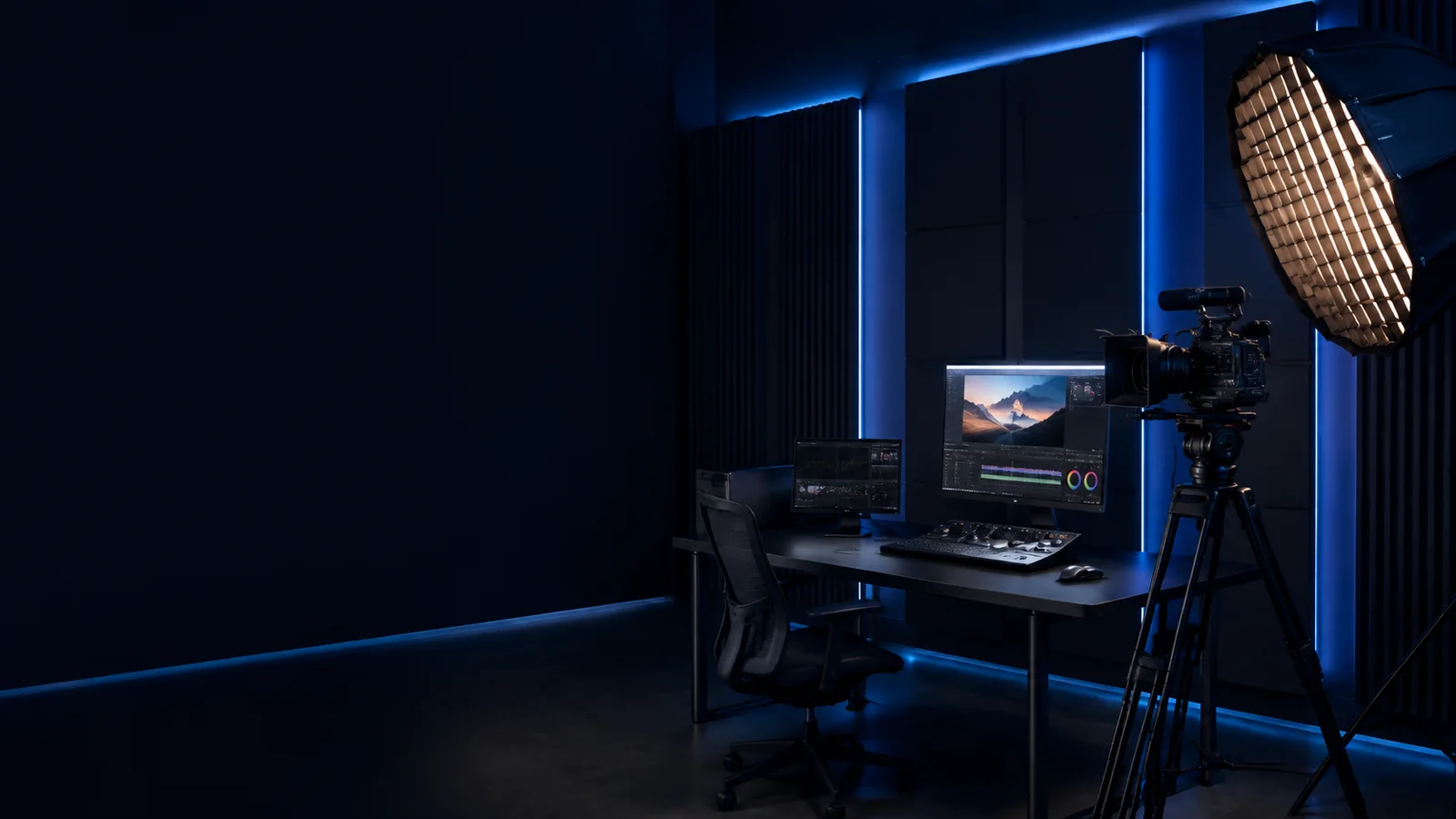 Escena conceptual de un estudio de producción ordenado con cámara, iluminación y estación de edición.